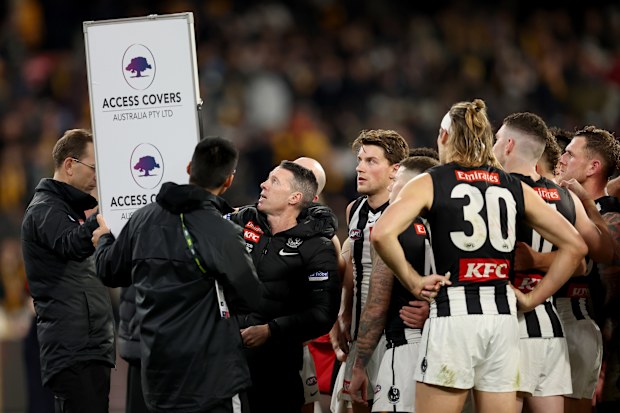  Craig McRae rallies his Collingwood troops.