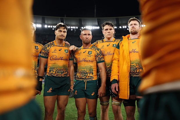 Quade Cooper of the Wallabies talks to teammates in a huddle after losing.