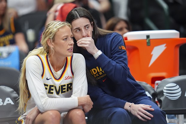 Catlin Clark, guarda de Indiana Fever, à direita, conversou com Sophie Cunningham durante o jogo da WNBA.