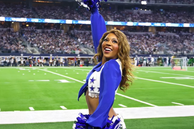Dallas Cowboys Cheerleaders Armani Latimer dances without wig alopecia