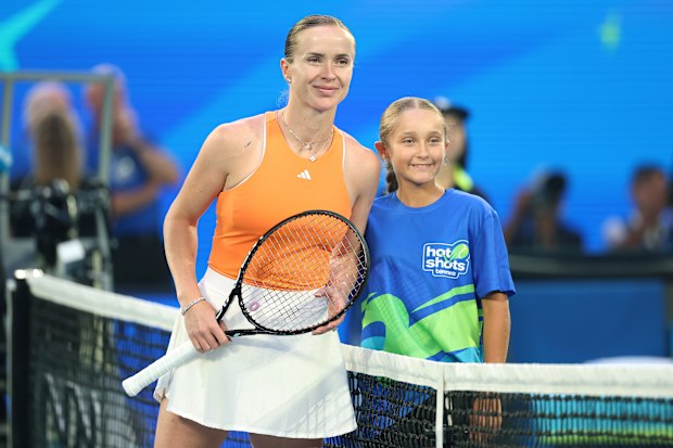 La ucraniana Elina Svitolina posa con Ava Sultana antes de las semifinales.