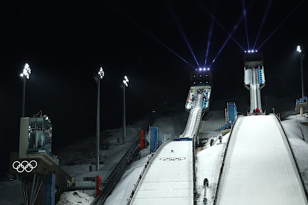 VAL DI FIEMME, İTALYA - 05 ŞUBAT: Agness Reisch'in atlayışından genel bir görünüm