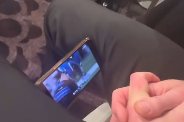 Kristen Bell exposes husband Dax Shephard for watching NFL during the Golden Globes