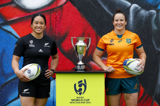 Kennedy Simon of New Zealand and Shannon Perry of Australia pose with the Rugby World Cup.