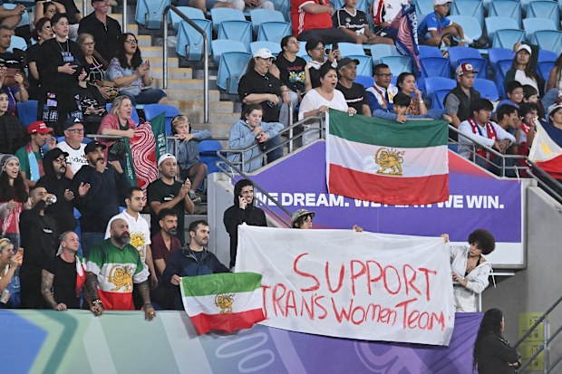 Aficionados iraníes durante el partido de la Copa Asiática Femenina de la AFC.