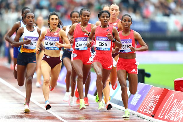 Rose Davies tucked in during the women's 5000 metres.