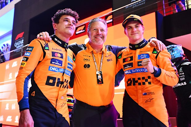 LUSAIL CITY, QATAR - 29 KASIM: McLaren CEO'su Zak Brown, sprint kazananı Oscar Piastri ve üçüncü olan Lando Norris ile kutlama yapıyor.