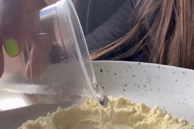 plane passenger makes pasta on recent flight alternative to airplane food