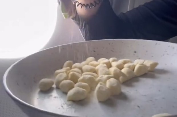 plane passenger makes pasta on recent flight alternative to airplane food