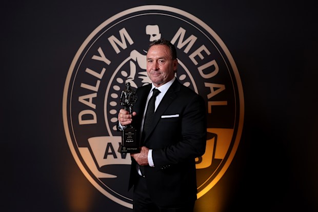 Ricky Stuart con su entrenador del año 2025 Dally M del año.