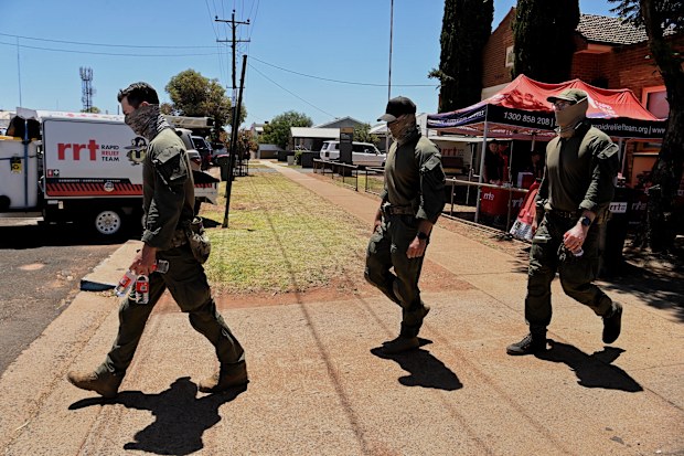 NSW police tactical operations unit officers in Lake Cargelligo taking part in the search for a Julian Ingram who is accused of shooting dead three people and wounding one other yesterday. Police are still searching for the gunman and have asked residents to stay indoors. Lake Cargelligo, NSW. January 23, 2026. Photo: Kate Geraghty