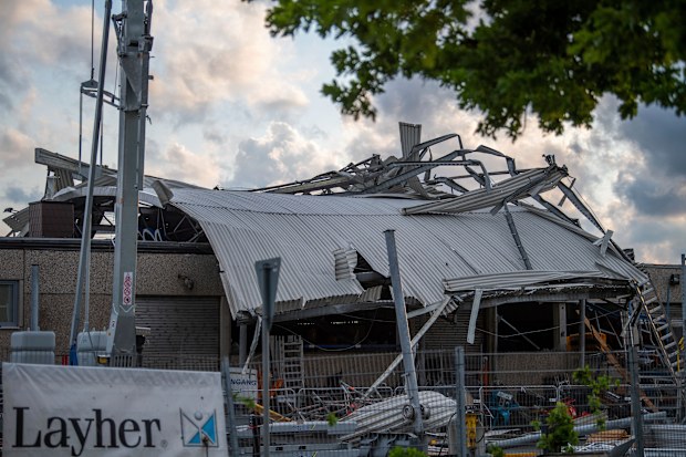 The roof of a construction machinery dealer lies across the building.  A storm has also caused major damage in Paderborn. May 20, 2022, North Rhine-Westphalia, Paderborn