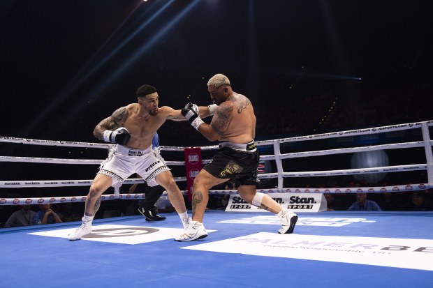 Sonny Bill Williams (left) and Mark Hunt during their heavyweight fight at Aware Super Theatre in Sydney.