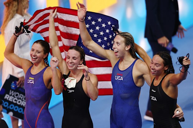 Amerika Birleşik Devletleri kadınlar 4x100m karma bayrak yarışında altın madalya kazanırken kutlama yapıyor.