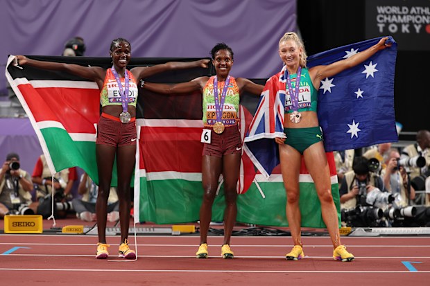 Da esquerda para a direita: medalhista de prata Doracus IO, medalha de ouro Biswas Kipiegan e Medalha de Prata Jessica Hull Mulheres após a final de 1500 metros.