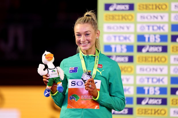 TORUN, POLONIA - 22 MARZO: La medaglia d'argento Jessica Hull del Team Australia posa per una foto durante la cerimonia di premiazione finale dei 1500 metri femminili durante il terzo giorno dei Campionati mondiali di atletica indoor Kujawy Pomorze 2026 alla Kujawsko-Pomorska Arena il 22 marzo 2026 a Torun, Polonia. (Foto di Dan Mullan/Getty Images)