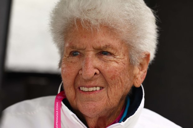 La leyenda de la natación olímpica Dawn Fraser, fotografiada el mes pasado, fue trasladada de urgencia al hospital.
