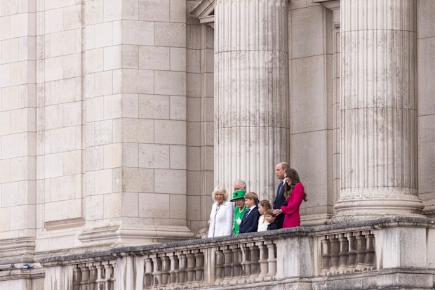 (L-R) Camilla, Duchess of Cambridge, Prince Charles, Prince of Wales, Queen Elizabeth II, Prince George of Cambridge, Prince William, Duke of Cambridge, Princess Charlotte of Cambridge, Prince Louis of Cambridge and Catherine, Duchess of Cambridge stand on the balcony of Buckingham Palace during the Platinum Pageant on June 05, 2022 in London, United Kingdom. 