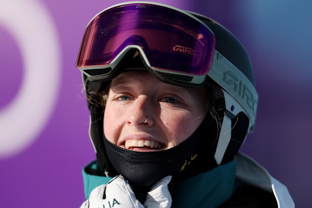 LIVIGNO, ITALIA - 11 DE FEBRERO: Charlotte Wilson del equipo de Australia sonríe después de competir en la final 1 de Women's Moguls en el quinto día de los Juegos Olímpicos de Invierno Milano Cortina 2026 en Livigno Air Park el 11 de febrero de 2026 en Livigno, Italia. (Foto de Michael Reaves/Getty Images)