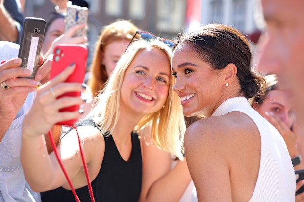 Meghan, Duchess of Sussex takes selfies with well-wishers outside the town hall during the Invictus Games Dusseldorf 2023 - One Year To Go events, on September 06, 2022 in Dusseldorf, Germany.  