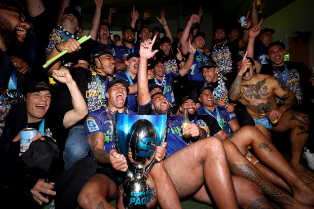 Blues players celebrate winning the Super Rugby Pacific title for the first time since 2003.