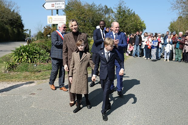 (L-R) Mayor Hervé Van Praag, Princess Charlene of Monaco, Prince Albert II of Monaco, Princess Gabriella of Monaco and Prince Jacques of Monaco 