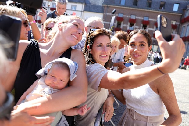 Meghan, Duchess of Sussex takes selfies with well-wishers outside the town hall during the Invictus Games Dusseldorf 2023 - One Year To Go events, on September 06, 2022 in Dusseldorf, Germany