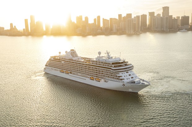 Lavish and luminous, cool and sleek, the crown jewel of Seven Seas Splendor® is the Regent Suite 
