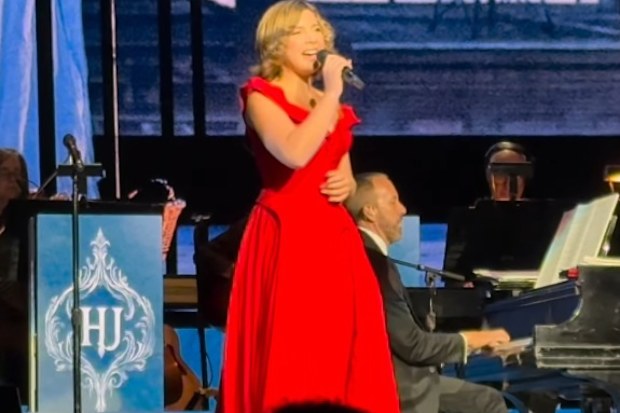 Pink and daughter Willow perform with Hugh Jackman at Radio City Music ...