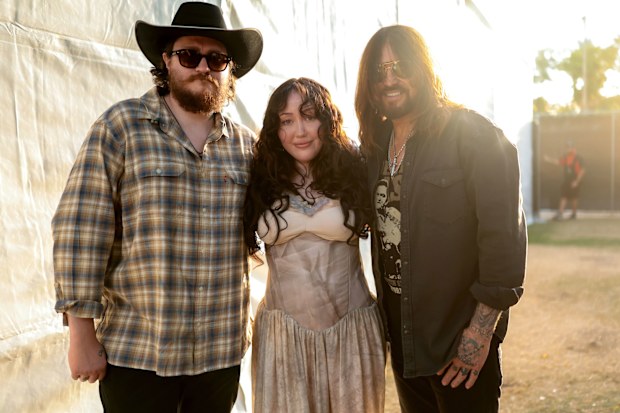 Stagecoach 2026: Noah Cyrus, Braison Cyrus, and Billy Ray Cyrus perform ...