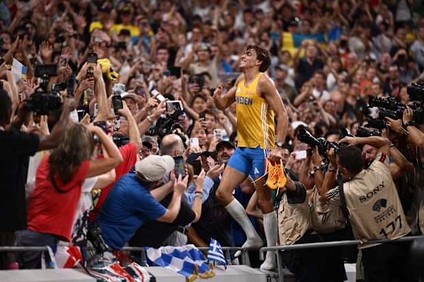 Armand Duntis celebra di fronte a una folla allo stadio olimpico.