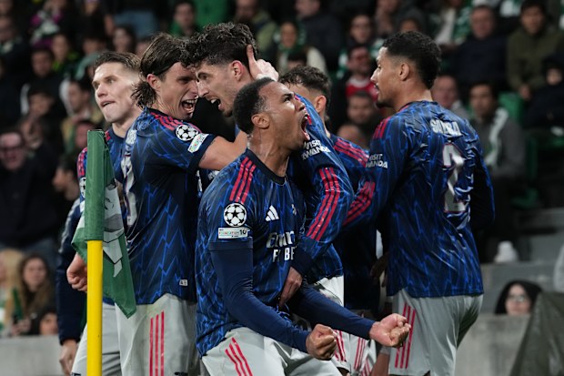 Gabriel Magalhaes del Arsenal celebra después de que Kai Havertz del Arsenal anota.