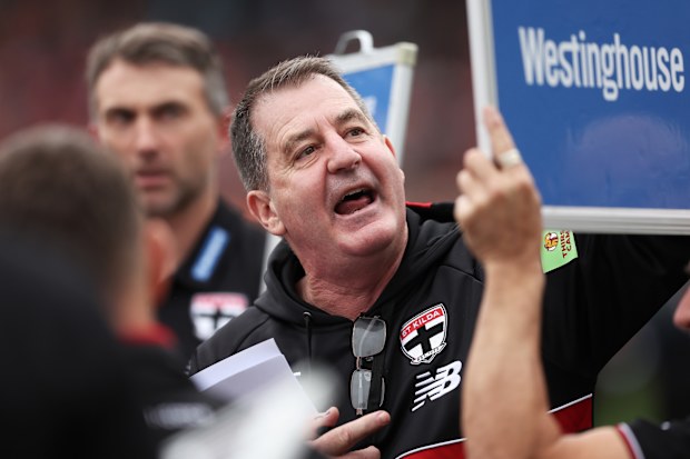 SYDNEY, AUSTRALIA - 24 DE AGOSTO: El entrenador en jefe de los Saints, Ross Lyon, habla con los jugadores a tres cuartos de tiempo durante el partido AFL 24 entre los Greater Western Sydney Giants y los St Kilda Saints en el estadio ENGIE el 24 de agosto de 2025 en Sydney, Australia. (Foto de Matt King/AFL Photos/vía Getty Images)