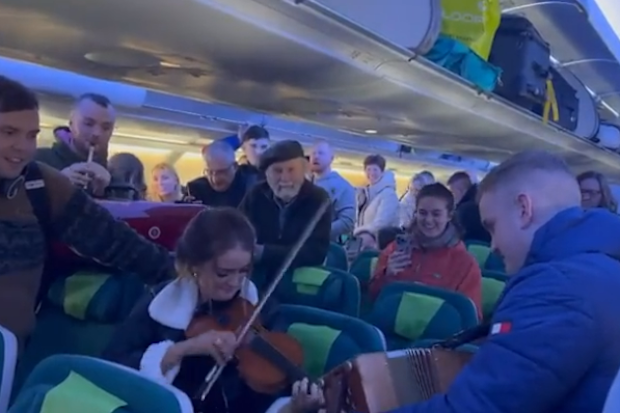 A fiddle music session by passengers onboard an long-haul Aer Lingus flight to New York has been captured on video.