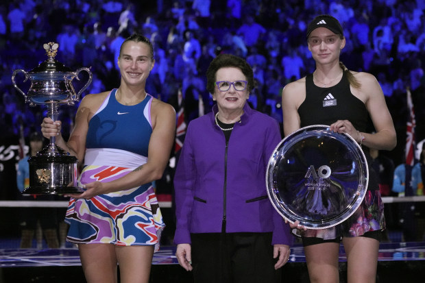 Billie Jean King (centre) stands with Aryna Sabalenka (left) and Elena Rybakina (right). 