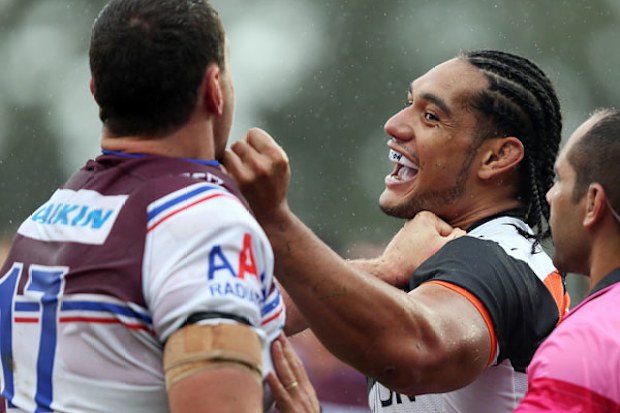 Martin Taupau (l) shapes up to former Manly prop Jason King. (AAP)