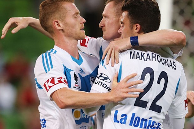 Melbourne Victory players celebrate Besart Berisha's goal. (Getty)