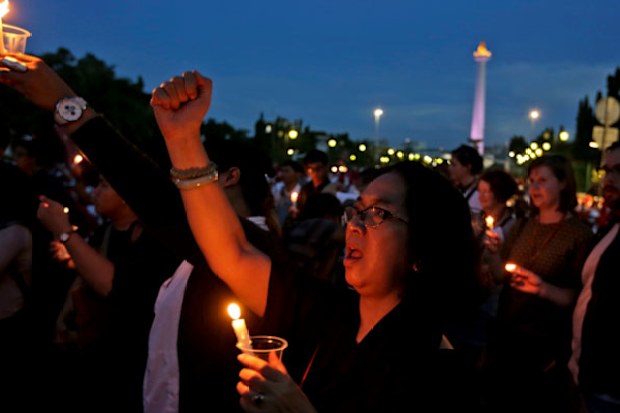 Protesters in Jakarta demonstrate against the rape and murder of a teenage girl in 2016 that shocked the nation. (Photo: AP).
