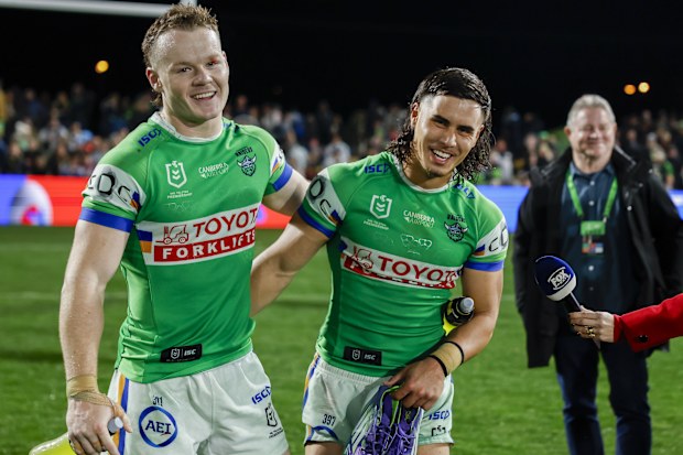 MUDGEE, AUSTRALIA - 22 DE AGOSTO: Ethan Strange y Kaeo Weekes de los Raiders celebran la victoria durante el partido de la Ronda 25 de la NRL entre Penrith Panthers y Canberra Raiders en el Glen Willow Sports Complex el 22 de agosto de 2025 en Mudgee, Australia. (Foto de Mark Evans/Getty Images)