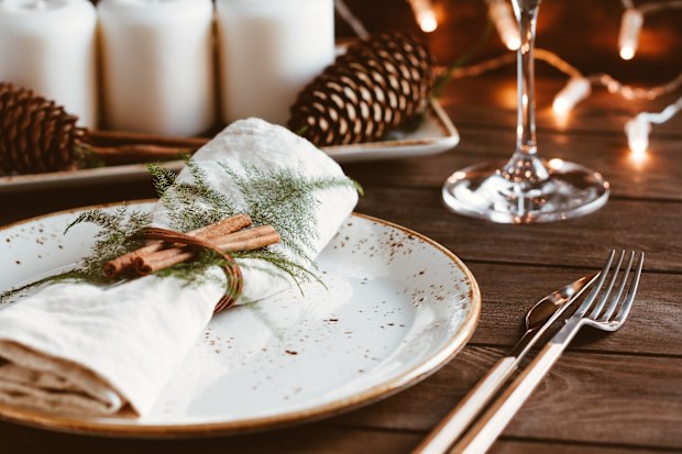 Gold-plated dinnerware