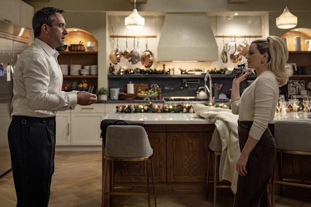 THE MINIATURE WIFE  -- Pictured: (l-r) Matthew Macfadyen as Les, Elizabeth Banks as Lindy  (Photo by: Rafy/PEACOCK)