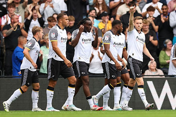Derby County'nin Callum Elder, Sky Bet Championship maçında gol atıyor.