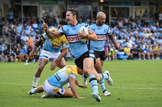 Nicho Hynes, Gold Coast'a karşı bir deneme gerçekleştiriyor.