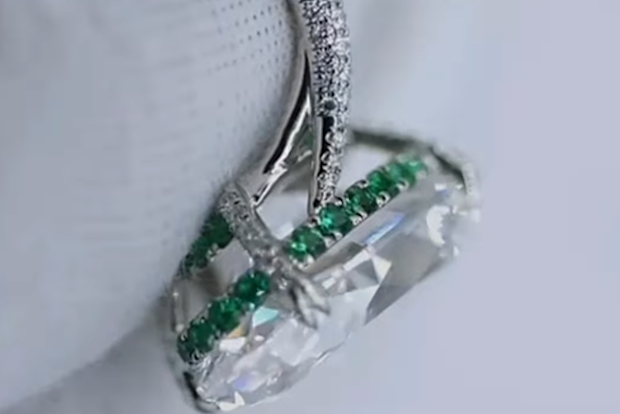 Close up look of hidden emerald halo used in Aryna Sabalenka's ring 