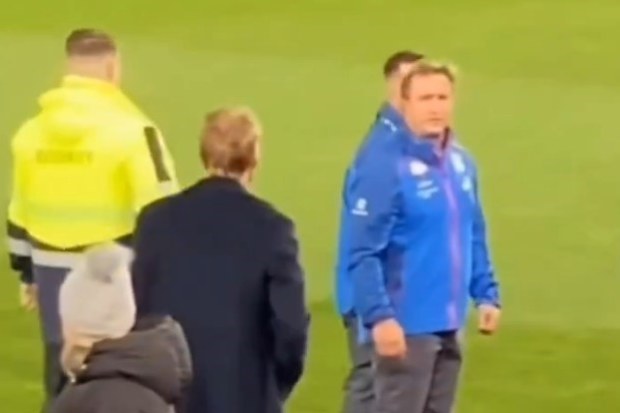Luke Beveridge turns around to have a go at Kane Cornes.