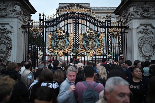 queen elizabeth II death buckingham palace mourners