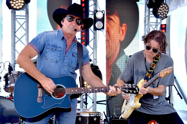 Lee Kernaghan Performs at Savannah Sounds on the Reef 2024