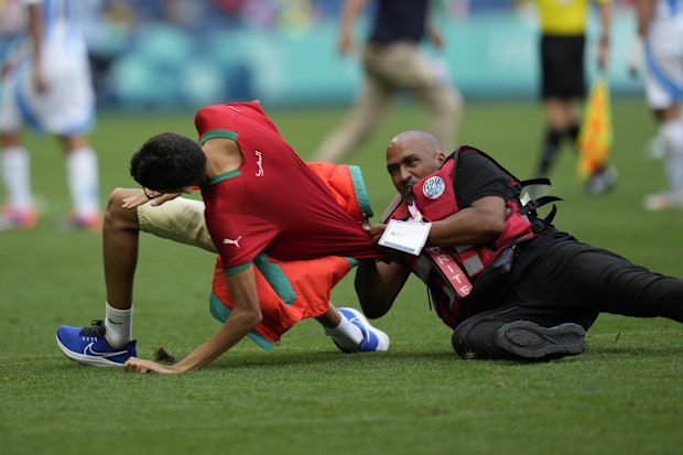 Chaotic scenes in the match between Argentina and Morocco in Saint-Etienne.