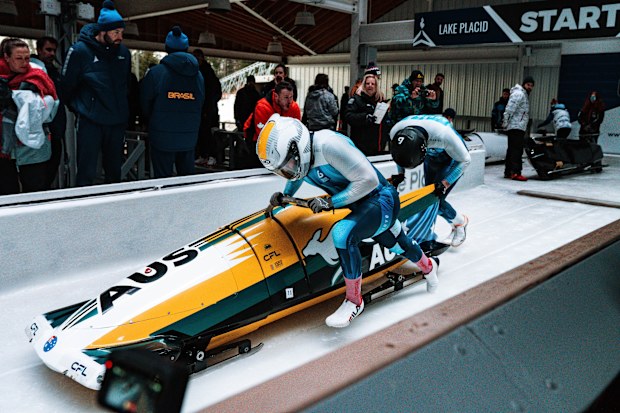 Cameron Scott (ön planda) aksiyonda.