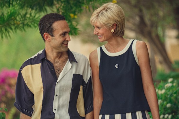Elizabeth Debicki as Diana, Khalid Abdalla as Dodi Fayed in Season 6 of The Crown